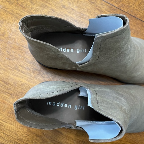 Women Madden Girl Taupe Booties NIB - Picture 2 of 5